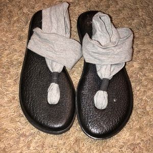Sanuk grey sandals